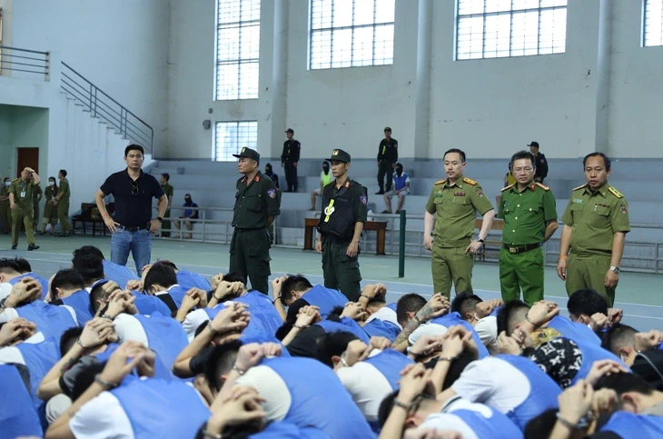 Các mắt xích trong đường dây ‘dùng người Việt lừa người Việt’ hoạt động ra sao? Các mắt xích trong đường dây ‘dùng người Việt lừa người Việt’ hoạt động ra sao?