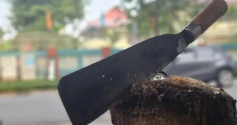 Cầm dao rượt 3 mẹ con, cướp xe rồi trốn vào chùa ở TPHCM