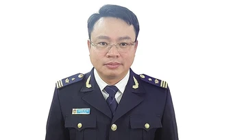 Cán bộ hải quan 'ăn bớt' của sếp 800 triệu đồng doanh nghiệp hối lộ