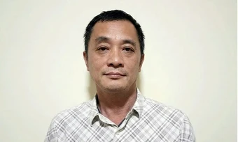 Cán bộ hải quan nhận 8,6 tỷ đồng giúp thương nhân Trung Quốc buôn lậu titan
