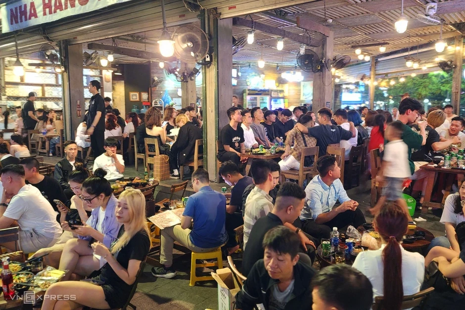 Cán bộ phường bảo kê 20 nhà hàng chiếm dụng vỉa hè, thu tiền mỗi tháng Cán bộ phường bảo kê 20 nhà hàng chiếm dụng vỉa hè, thu tiền mỗi tháng