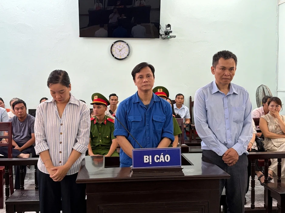 Cán bộ phường bảo kê 20 nhà hàng chiếm dụng vỉa hè, thu tiền mỗi tháng Cán bộ phường bảo kê 20 nhà hàng chiếm dụng vỉa hè, thu tiền mỗi tháng
