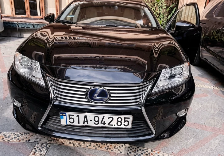Cận cảnh dàn xe sang Maybach, BMW, Lexus của bà Trương Mỹ Lan sẽ đấu giá trực tuyến ngày 22-5 Cận cảnh dàn xe sang Maybach, BMW, Lexus của bà Trương Mỹ Lan sẽ đấu giá trực tuyến ngày 22-5