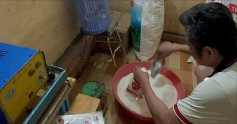 Cận cảnh quy trình sản xuất bột ngọt giả nhãn hiệu nổi tiếng