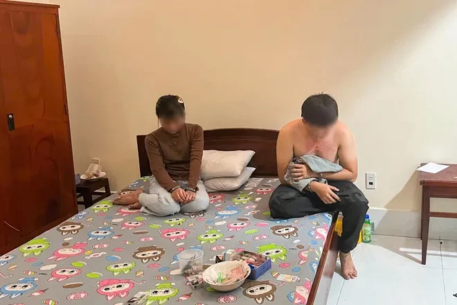 Cần Thơ: Bắt nóng 13 đối tượng tại “ổ” ma túy trong nhà nghỉ Cần Thơ: Bắt nóng 13 đối tượng tại “ổ” ma túy trong nhà nghỉ