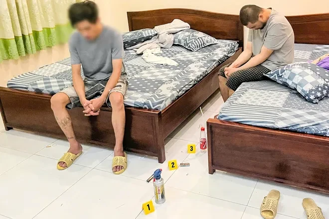 Cần Thơ: Bắt nóng 13 đối tượng tại “ổ” ma túy trong nhà nghỉ Cần Thơ: Bắt nóng 13 đối tượng tại “ổ” ma túy trong nhà nghỉ