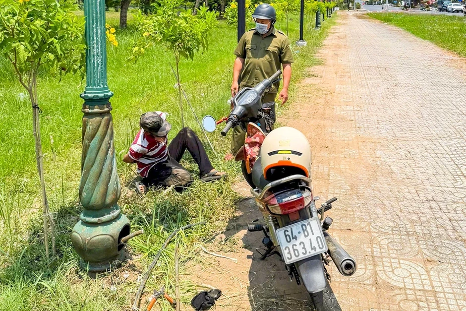 Cần Thơ: Bắt quả tang người đàn ông cắt trộm dây cáp điện giữa ban ngày Cần Thơ: Bắt quả tang người đàn ông cắt trộm dây cáp điện giữa ban ngày