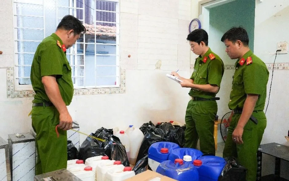 Cần Thơ: Khởi tố, bắt tạm giam đối tượng sản xuất, buôn bán nước hoa giả Cần Thơ: Khởi tố, bắt tạm giam đối tượng sản xuất, buôn bán nước hoa giả