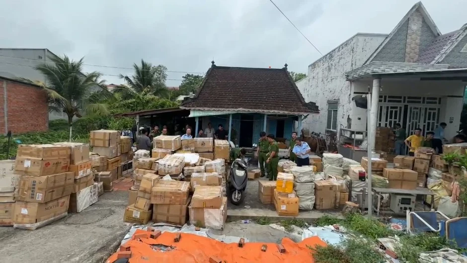 Cần Thơ: Khởi tố cặp vợ chồng sản xuất, buôn bán nước hoa giả Cần Thơ: Khởi tố cặp vợ chồng sản xuất, buôn bán nước hoa giả