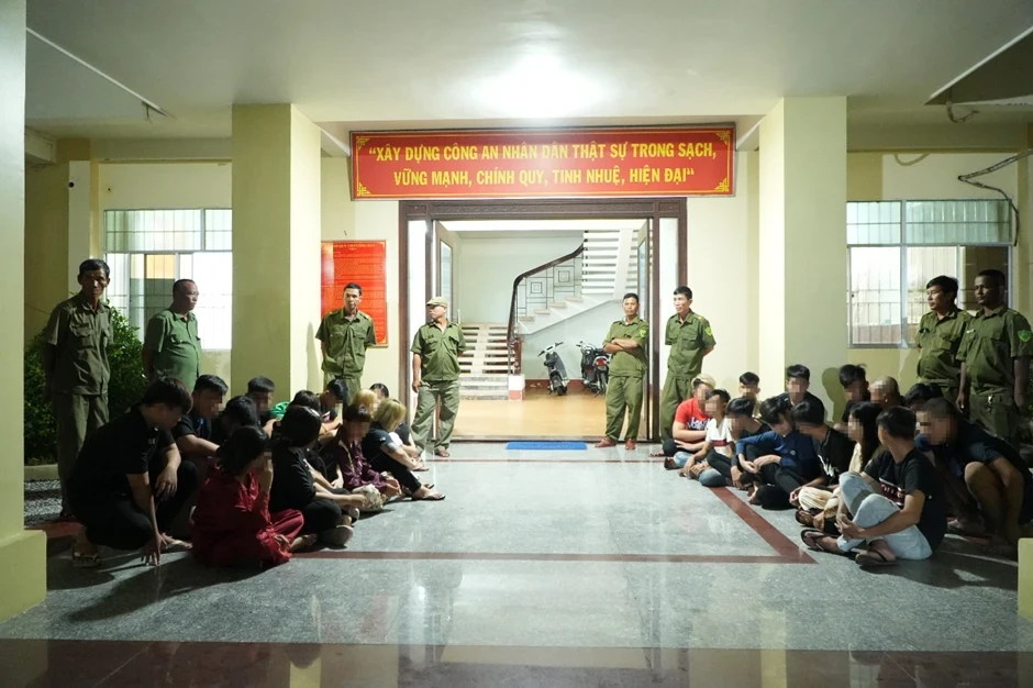 Cần Thơ: Một phụ nữ cầm đầu nhóm thanh thiếu niên đi hỗn chiến Cần Thơ: Một phụ nữ cầm đầu nhóm thanh thiếu niên đi hỗn chiến