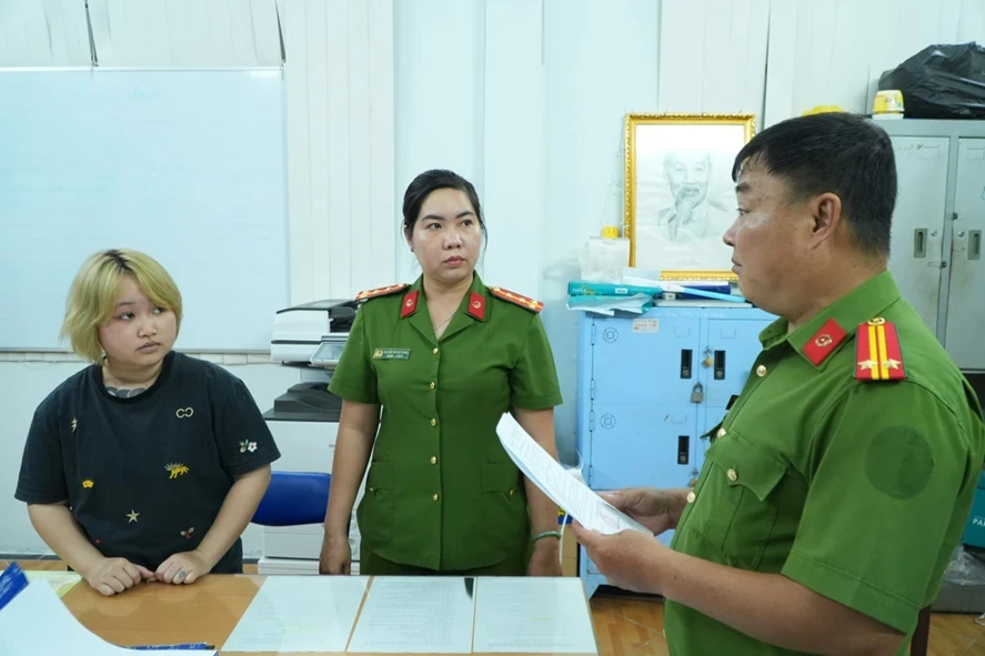 Cần Thơ: Một phụ nữ cầm đầu nhóm thanh thiếu niên đi hỗn chiến Cần Thơ: Một phụ nữ cầm đầu nhóm thanh thiếu niên đi hỗn chiến