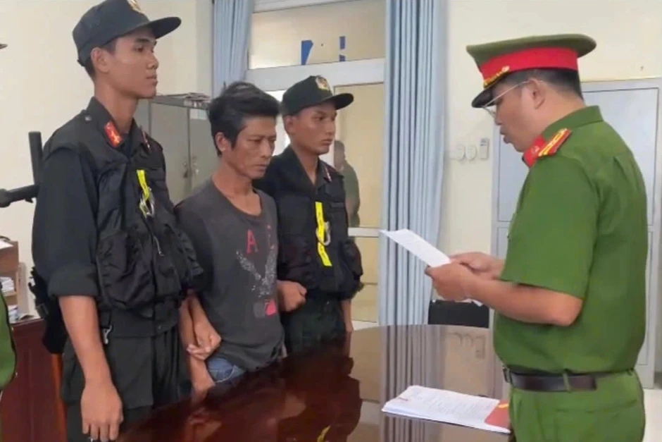 Cản trở doanh nghiệp khai thác cát cho dự án trọng điểm, 2 người bị khởi tố Cản trở doanh nghiệp khai thác cát cho dự án trọng điểm, 2 người bị khởi tố