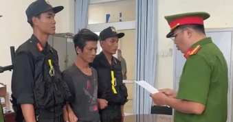 Cản trở doanh nghiệp khai thác cát cho dự án trọng điểm, 2 người bị khởi tố