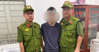 Cảnh sát 113 chặn nhóm thanh niên cầm hung khí truy đuổi nhau lúc nửa đêm