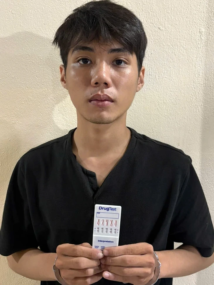 Cảnh sát ập vào kiểm tra Bar Revo ở Vũng Tàu, 50 người bị bắt vì ma túy Cảnh sát ập vào kiểm tra Bar Revo ở Vũng Tàu, 50 người bị bắt vì ma túy