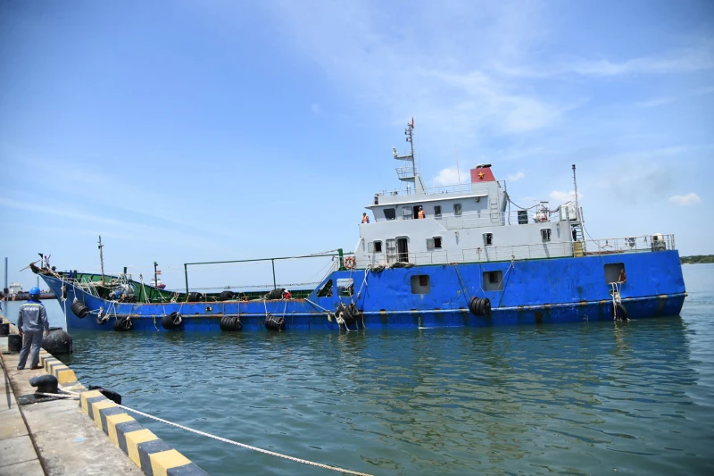 Cảnh sát biển 3 tạm giữ tàu cá vận chuyển 600.000 lít dầu DO lậu