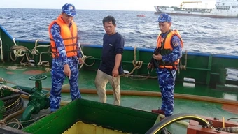 Cảnh sát biển 3 tạm giữ tàu cá vận chuyển 600.000 lít dầu DO lậu