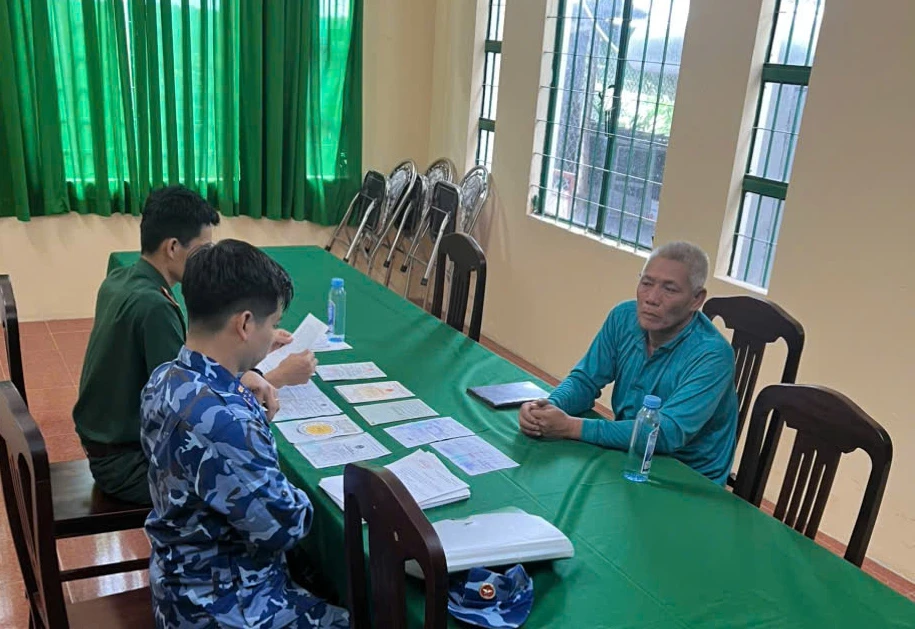 Cảnh sát biển phát hiện phương tiện chở khoảng 20 tấn đường cát không rõ nguồn gốc Cảnh sát biển phát hiện phương tiện chở khoảng 20 tấn đường cát không rõ nguồn gốc