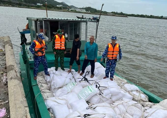 Cảnh sát biển phát hiện phương tiện chở khoảng 20 tấn đường cát không rõ nguồn gốc