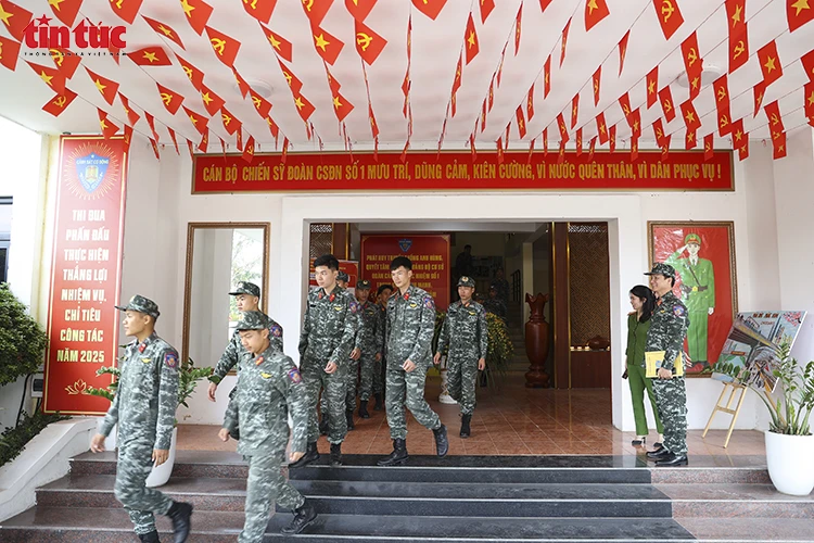 Cảnh sát đặc nhiệm sẵn sàng bảo đảm an ninh cho cuộc bầu cử Quốc hội khóa XVI Cảnh sát đặc nhiệm sẵn sàng bảo đảm an ninh cho cuộc bầu cử Quốc hội khóa XVI