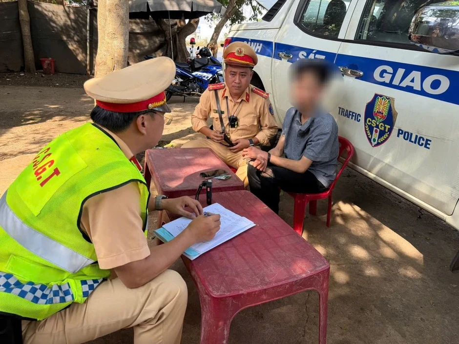 Cảnh sát Đắk Lắk chặn xe khách, bắt nóng nghi phạm cướp giật dây chuyền vàng ở Gia Lai Cảnh sát Đắk Lắk chặn xe khách, bắt nóng nghi phạm cướp giật dây chuyền vàng ở Gia Lai