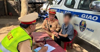 Cảnh sát Đắk Lắk chặn xe khách, bắt nóng nghi phạm cướp giật dây chuyền vàng ở Gia Lai