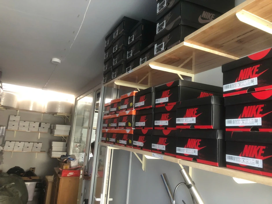 Cảnh sát đột kích kho giày dép giả nhãn hiệu Nike, Adidas ở TPHCM Cảnh sát đột kích kho giày dép giả nhãn hiệu Nike, Adidas ở TPHCM