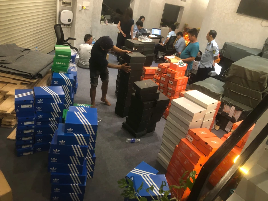 Cảnh sát đột kích kho giày dép giả nhãn hiệu Nike, Adidas ở TPHCM Cảnh sát đột kích kho giày dép giả nhãn hiệu Nike, Adidas ở TPHCM