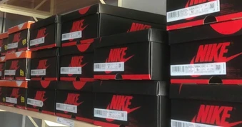 Cảnh sát đột kích kho giày dép giả nhãn hiệu Nike, Adidas ở TPHCM