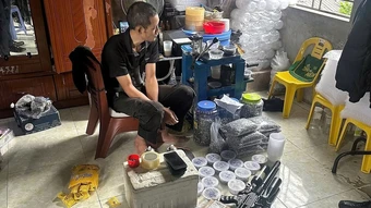 Cảnh sát đột kích nhiều xưởng chế tạo súng đạn