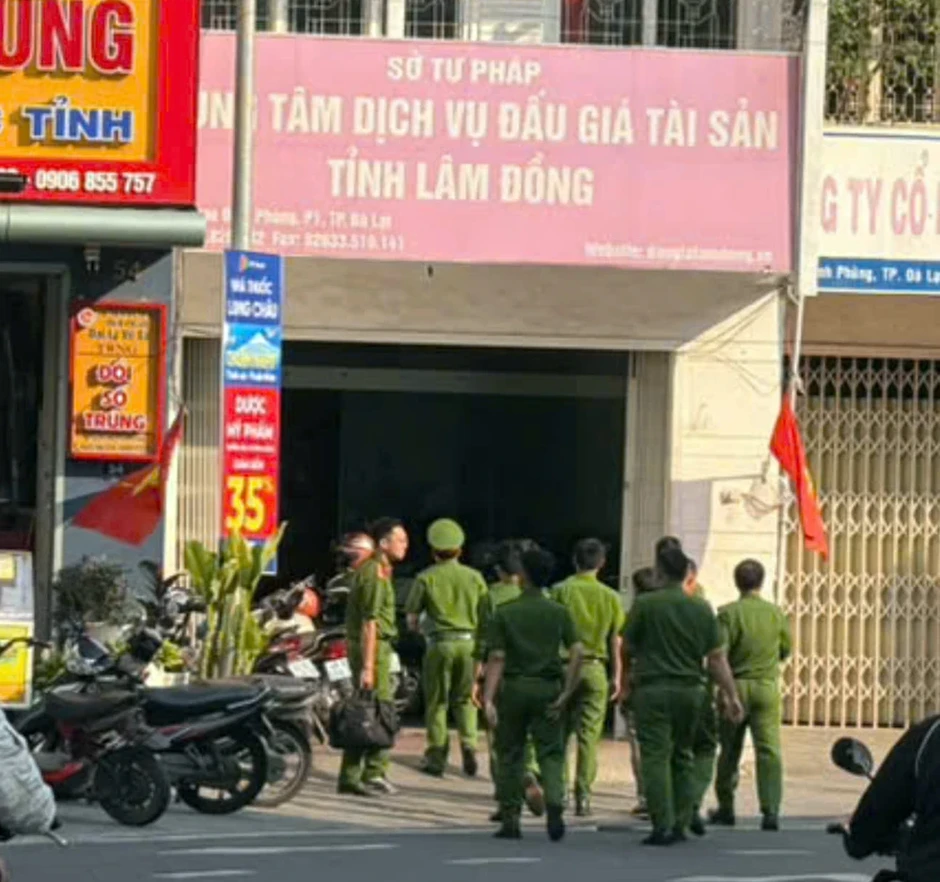 Cảnh sát đưa giám đốc Trung tâm dịch vụ đấu giá Lâm Đồng lên xe đặc chủng Cảnh sát đưa giám đốc Trung tâm dịch vụ đấu giá Lâm Đồng lên xe đặc chủng