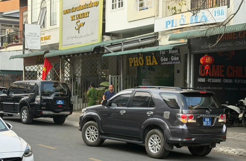 Cảnh sát đưa giám đốc Trung tâm dịch vụ đấu giá Lâm Đồng lên xe đặc chủng Cảnh sát đưa giám đốc Trung tâm dịch vụ đấu giá Lâm Đồng lên xe đặc chủng