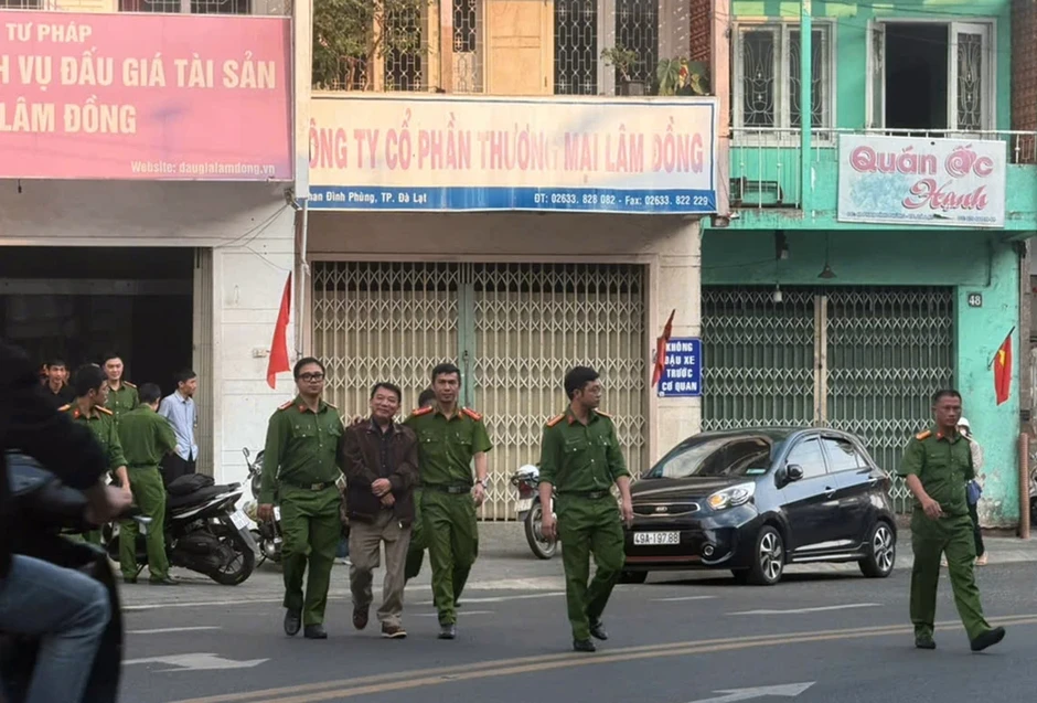 Cảnh sát đưa giám đốc Trung tâm dịch vụ đấu giá Lâm Đồng lên xe đặc chủng Cảnh sát đưa giám đốc Trung tâm dịch vụ đấu giá Lâm Đồng lên xe đặc chủng