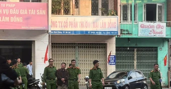 Cảnh sát đưa giám đốc Trung tâm dịch vụ đấu giá Lâm Đồng lên xe đặc chủng