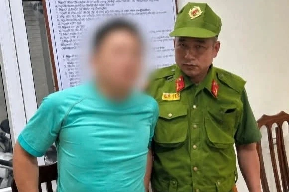 Cảnh sát giải cứu người phụ nữ bị chồng bạo hành trong đêm Cảnh sát giải cứu người phụ nữ bị chồng bạo hành trong đêm