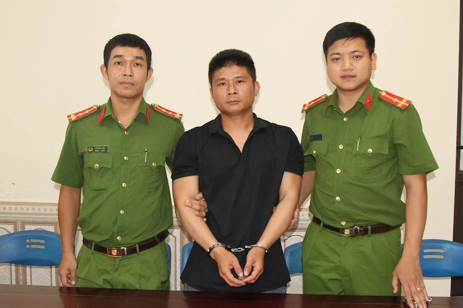 Cảnh sát hình sự xuất ngoại vận động đối tượng bị truy nã đầu thú Cảnh sát hình sự xuất ngoại vận động đối tượng bị truy nã đầu thú
