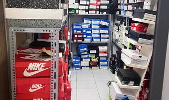 Cảnh sát khám xét 3 shop giày 'hàng hiệu' giả ở TP HCM