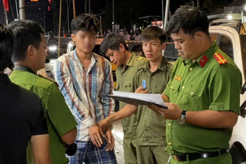 Cảnh sát khống chế thanh niên cướp giật tại tiệm vàng ở TPHCM Cảnh sát khống chế thanh niên cướp giật tại tiệm vàng ở TPHCM