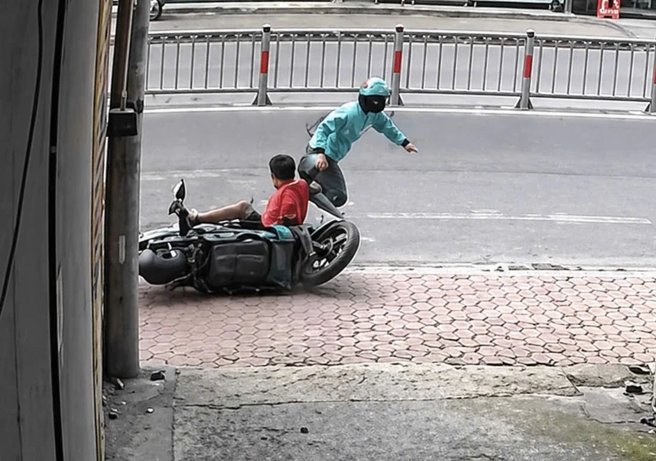 Cảnh sát khống chế thanh niên cướp giật tại tiệm vàng ở TPHCM Cảnh sát khống chế thanh niên cướp giật tại tiệm vàng ở TPHCM