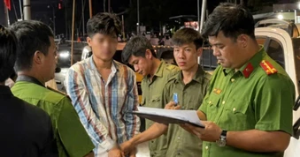 Cảnh sát khống chế thanh niên cướp giật tại tiệm vàng ở TPHCM
