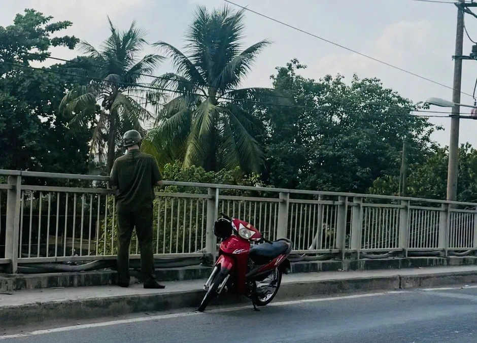 Cảnh sát lặn tìm nam tài xế xe ôm nghi nhảy cầu Xáng Cảnh sát lặn tìm nam tài xế xe ôm nghi nhảy cầu Xáng