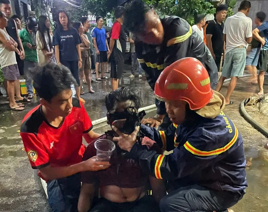 Cảnh sát lao vào đám cháy cứu 2 thiếu niên kẹt trong ngôi nhà 3 tầng Cảnh sát lao vào đám cháy cứu 2 thiếu niên kẹt trong ngôi nhà 3 tầng