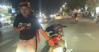 Cảnh sát lập biên bản người chặn đầu xe taxi, chửi bới sau va chạm xe