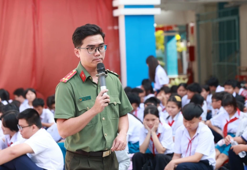 Cảnh sát nêu 3 nguyên tắc giúp học sinh tránh bẫy thao túng tâm lý trên mạng Cảnh sát nêu 3 nguyên tắc giúp học sinh tránh bẫy thao túng tâm lý trên mạng