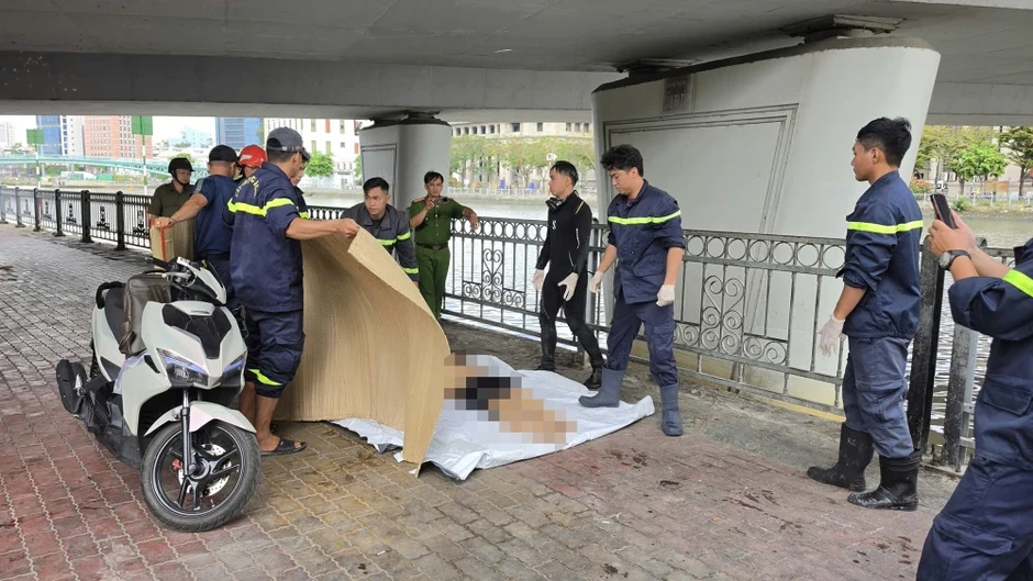 Cảnh sát nỗ lực tìm được người mất tích dưới rạch Kênh Tẻ Cảnh sát nỗ lực tìm được người mất tích dưới rạch Kênh Tẻ