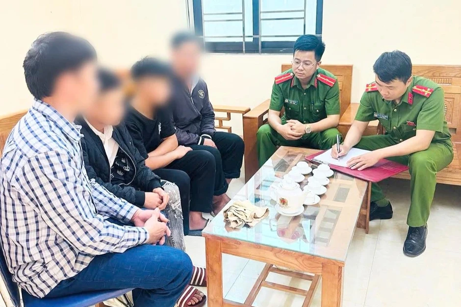 Cảnh sát "giải cứu" hai nam thanh niên bỏ nhà đi tìm việc nhẹ, lương cao Cảnh sát "giải cứu" hai nam thanh niên bỏ nhà đi tìm việc nhẹ, lương cao