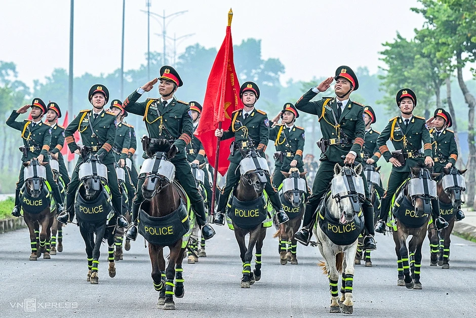 Cảnh sát sẽ mời người dân cưỡi ngựa kỵ binh, ngồi môtô đặc chủng Cảnh sát sẽ mời người dân cưỡi ngựa kỵ binh, ngồi môtô đặc chủng