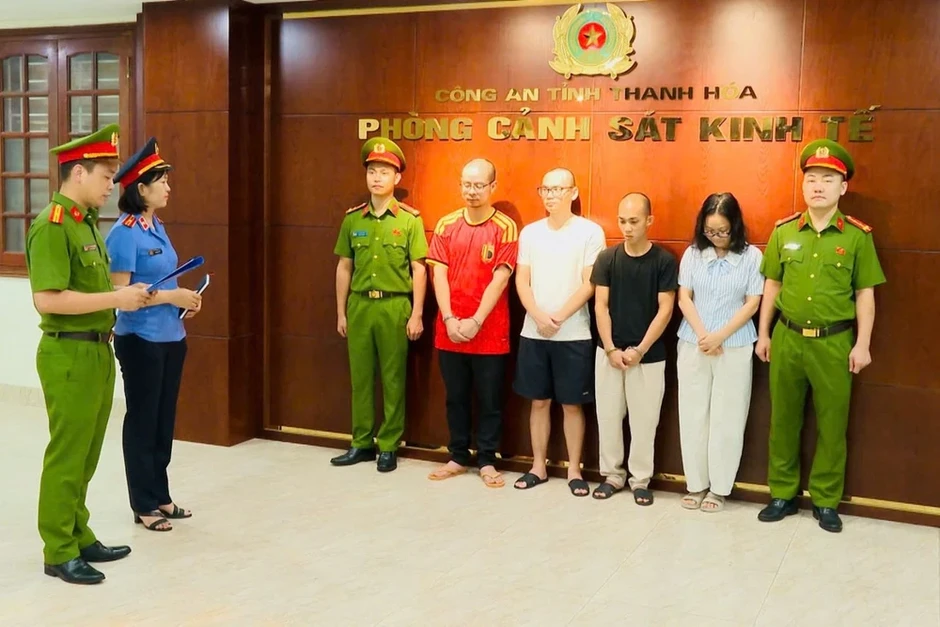 Cảnh sát triệt phá đường dây buôn lậu xe điện từ Trung Quốc về Việt Nam Cảnh sát triệt phá đường dây buôn lậu xe điện từ Trung Quốc về Việt Nam