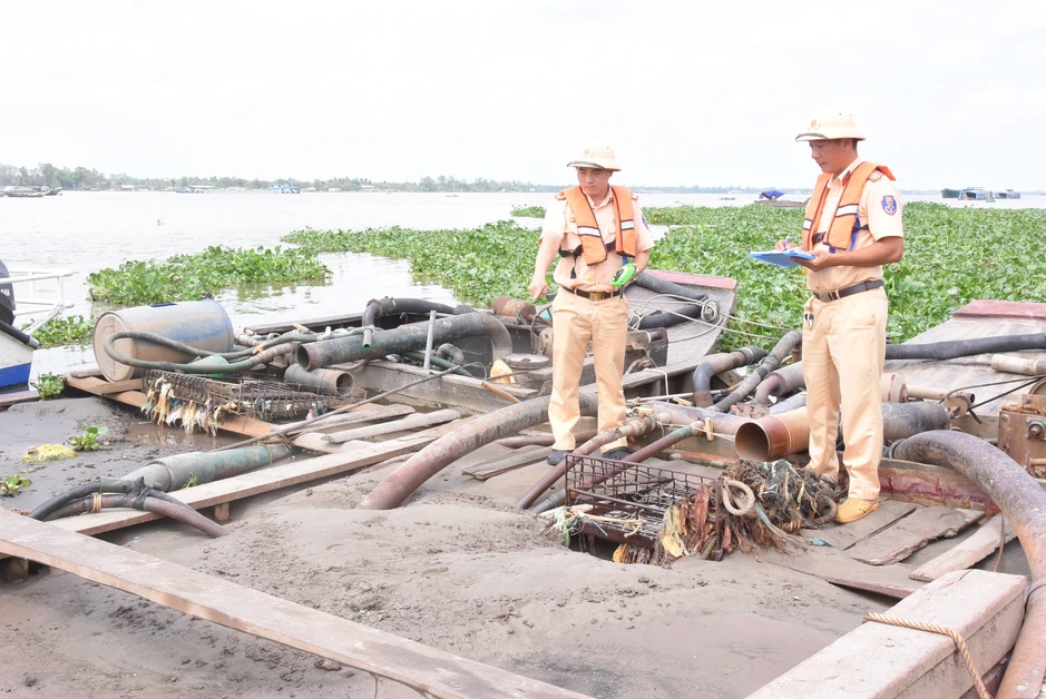 Cảnh sát tuần tra liên tiếp bắt giữ nhiều tàu khai thác cát trái phép Cảnh sát tuần tra liên tiếp bắt giữ nhiều tàu khai thác cát trái phép