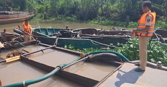 Cảnh sát tuần tra liên tiếp bắt giữ nhiều tàu khai thác cát trái phép